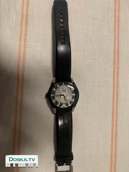 Часы наручные,мужские,спортивного типа,механика,чёрные,пластиковый ремешок тоже чёрного цвета,циферблат серый с чёрной