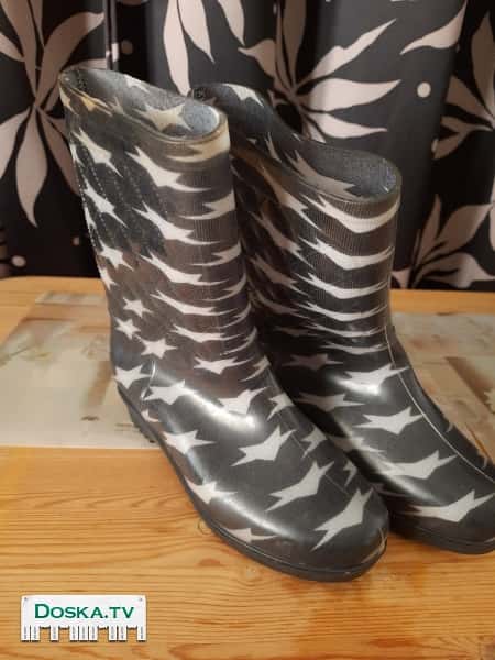 Продаются сапоги женские резиновые Размер 38 Цвет комбинированный.