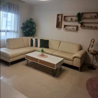 Бежевый кожаный угловой диван Design Center, стол и 6 стульев